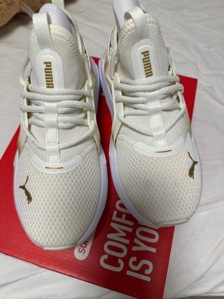 Zapatillas Puma Blancas y Doradas