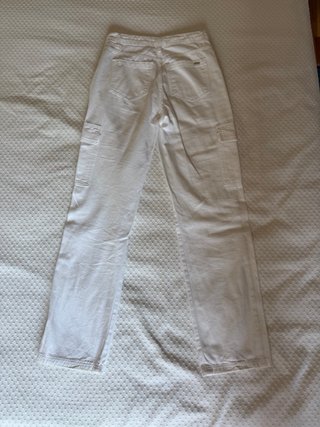 Pantalones tipo vaquero cargo blanco de MANGO