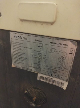 Piccolo frigorifero con congelatore