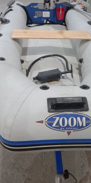 Zodiac con motor y remolque