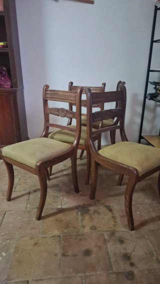 4 sillas antiguas en muy buen estado