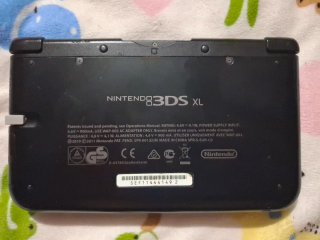 Nintendo 3DS XL negra con cargador