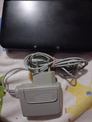 Nintendo 3DS XL negra con cargador