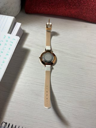 Reloj color oro rosa con correa color blanco