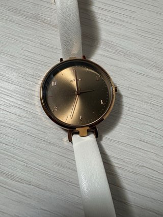 Reloj color oro rosa con correa color blanco