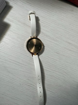 Reloj color oro rosa con correa color blanco