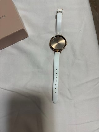 Reloj color oro rosa con correa color blanco