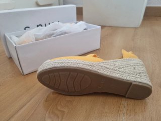 Zapatos de esparto amarillos