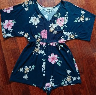 Mono Bershka floral azul y rosa