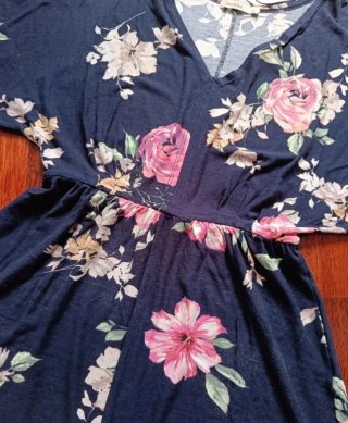 Mono Bershka floral azul y rosa