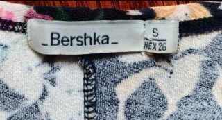 Mono Bershka floral azul y rosa