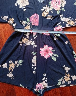 Mono Bershka floral azul y rosa