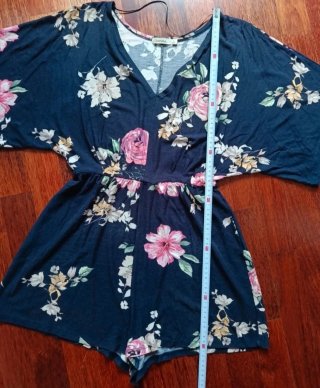 Mono Bershka floral azul y rosa