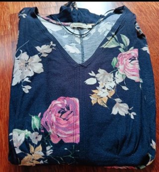 Mono Bershka floral azul y rosa