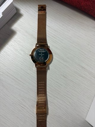 Reloj color oro rosa con esfera en negro