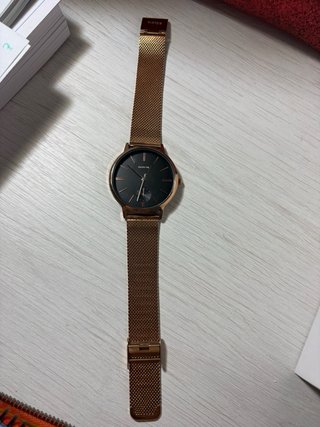 Reloj color oro rosa con esfera en negro