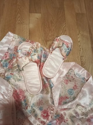 Pijama de seda floral con zapatillas