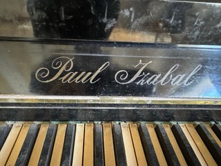 Piano antiguo Paul Izabal, vintage