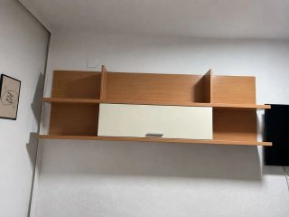 Mueble de pared de madera en buen estado.