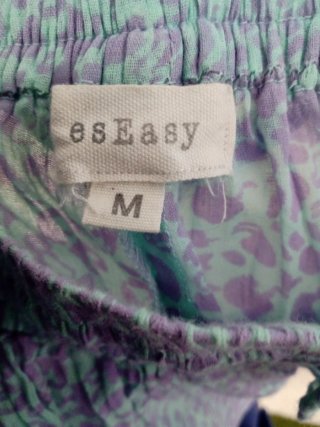 Pantalón estampado morado y verde azulado