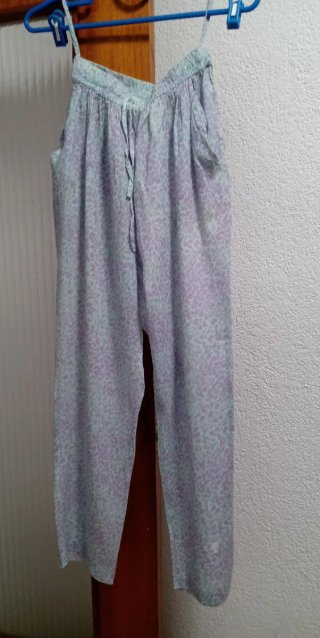 Pantalón estampado morado y verde azulado