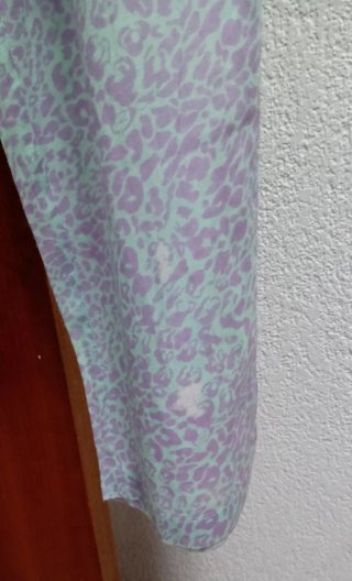 Pantalón estampado morado y verde azulado