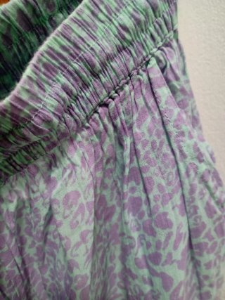 Pantalón estampado morado y verde azulado