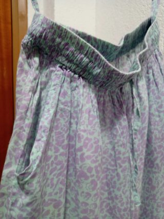 Pantalón estampado morado y verde azulado