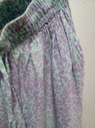Pantalón estampado morado y verde azulado