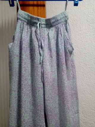 Pantalón estampado morado y verde azulado