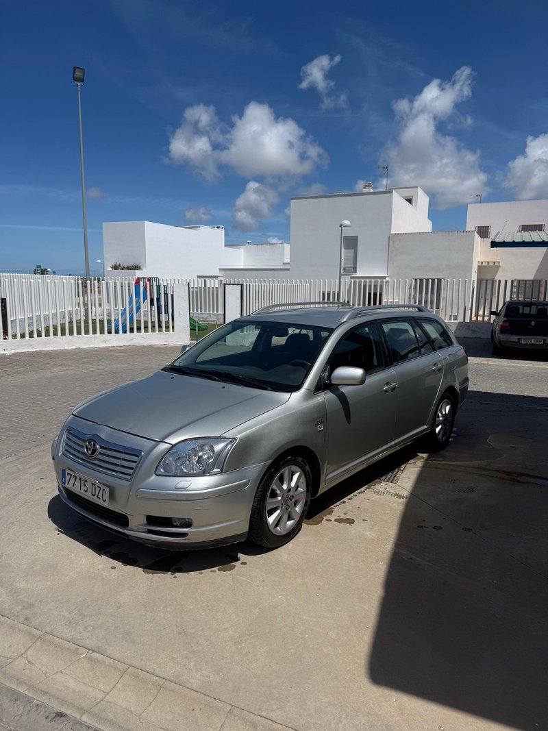 Toyota Avensis 2.2 D-4D D-Cat Executive - foto 1