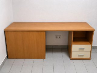Escritorio de madera en buen estado.