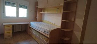 Dormitorio completo de 2 camas, armarios y cajones