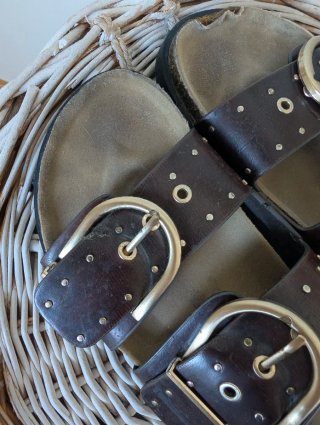 Sandalias marrones tachas de Stradivarius