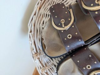 Sandalias marrones tachas de Stradivarius