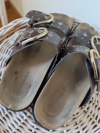 Sandalias marrones tachas de Stradivarius
