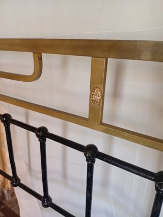 Cama Antigua de hierro y latón dorado