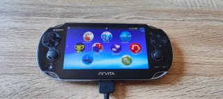 PS Vita 3.68 con 3 juegos, cargador y memoria 8gb