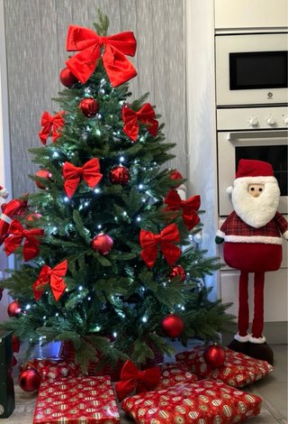 Árbol de Navidad con adornos rojos