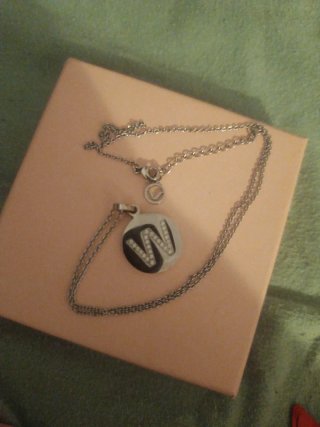 Collar viceroy plateado con inicial W