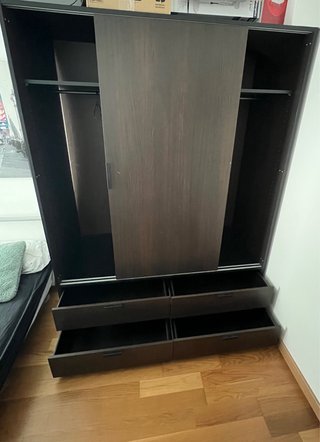 Armario de madera oscuro con cajones.