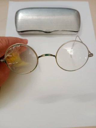 Estuche y gafas antiguas