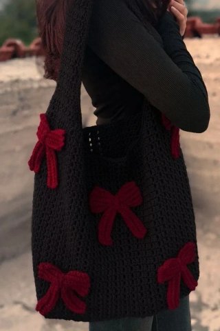 Bolso negro con lazos burdeos