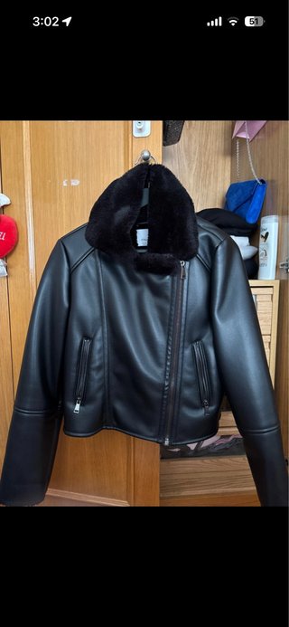 Abrigo de cuero negro con cuello de pelo