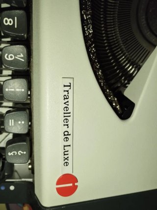 Máquina de escribir Olympia Traveller de Luxe