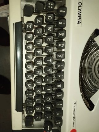 Máquina de escribir Olympia Traveller de Luxe