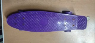 Monopatín plástico morado