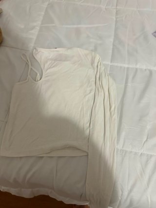 Top blanco asimétrico manga larga