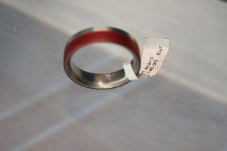 Anillo de acero bicolor: plata y rojo. 20 mm, talla 23.