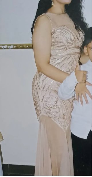 Vestido de fiesta elegante poco uso .